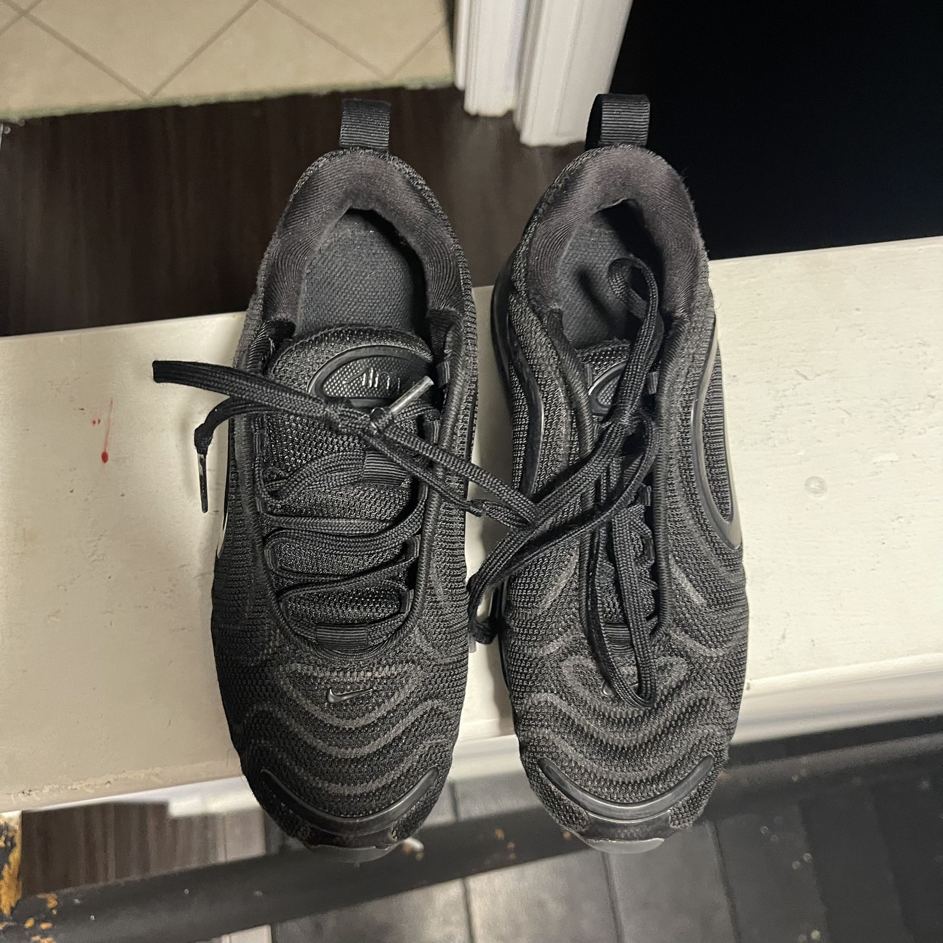 Nike Air Max 720 sneakers Like new kids size 2 All black Unisex for Sale in Houston TX OfferUp