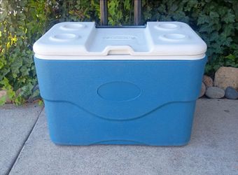 Ice Chest Cooler on Wheels 75 Qt. Coleman Excellent Condition