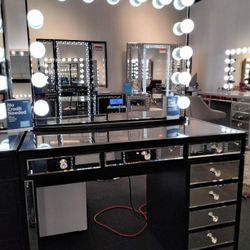 Glam Makeup Vanity With Dimmable Lights 