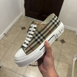 BURBERRY SHOES SIZE 10