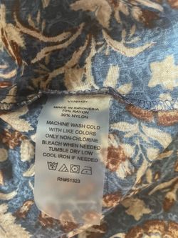 Vince Camuto blue floral button-up blouse with brown and white flowers, size L