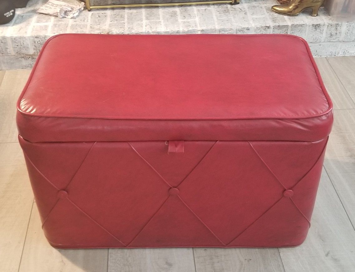 Candy Apple Red Vintage Vinyl Padded Storage

Chest Bench Trunk w/Brass Hardware