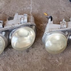 Selling left side headlight off a 2001 Acura Integra 