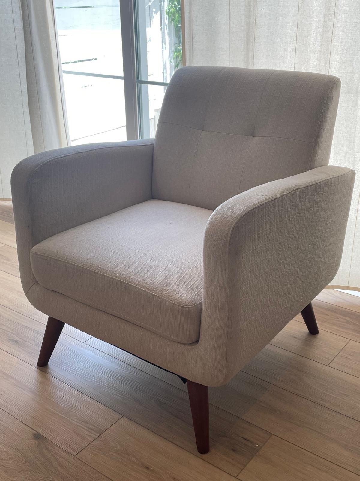 Pair of Modern Armchairs – Comfortable & Stylish