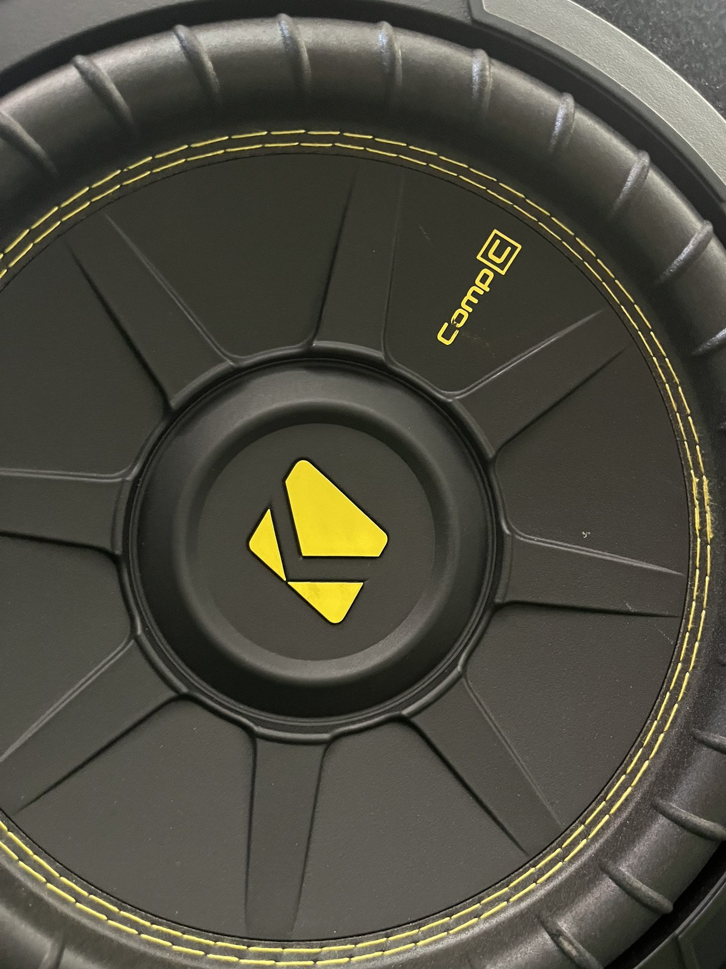 KICKER COMP C SUBWOOFER Radio Amp Sub for Sale in Cty Of Cmmrce, CA