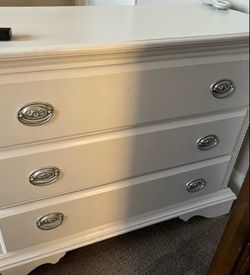 Dresser with 2 matching nightstands