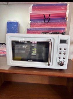 Brand New 0.7 Cu.Ft. 700W Retro Microwave Oven