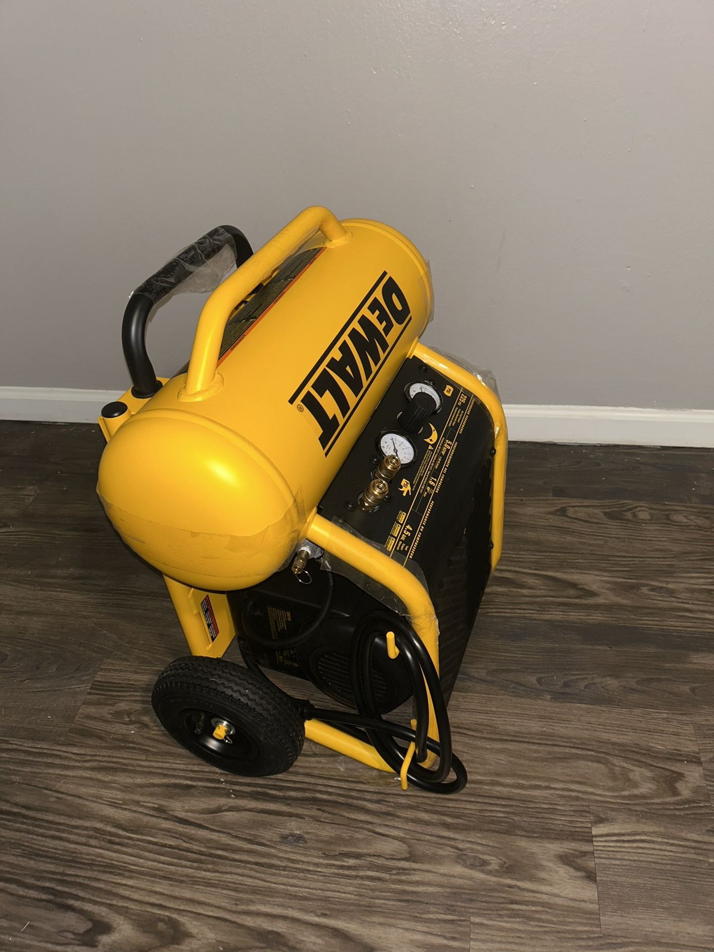 Dewalt 4.5 Gallon Portable Electric 225 horizontal air compressor