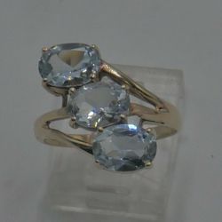 10KT YELLOW GOLD RING 3.5 GRAMS SIZE 7 WITH 3 LIGHT BLUE STONES MINT .867957-1.