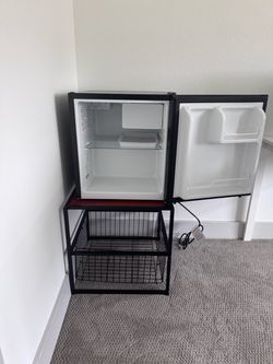 Hisense 1.6cu ft single door mini fridge with stand