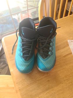 Used Youth Shoes Size 5.5 