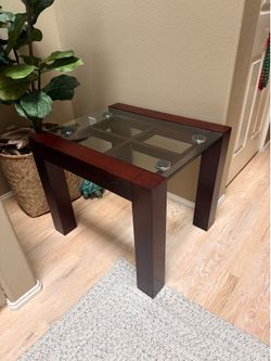 Macy’s Glass-Top Side/End Table – Dark Mahogany Wood