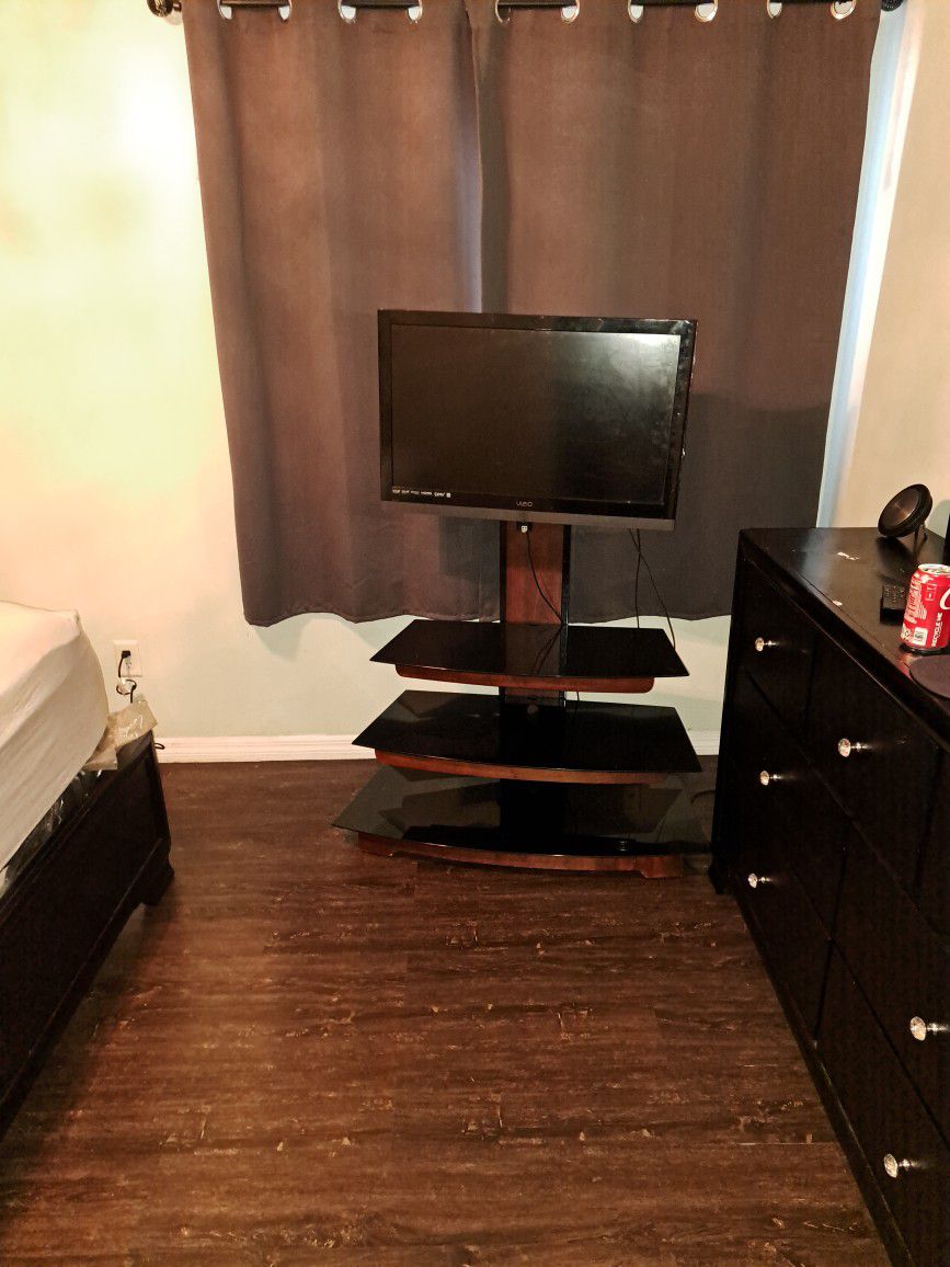 32" TV &  TV Stand Combo Available Make Offer!