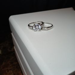 Set De Anillos Oro Laminado 14K Alta Calidad Medida 5. 37$  Beautiful ring Set Of 2 Gold Plated 14K High Quality 37$ Size 5.