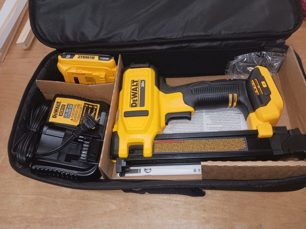 DewaltDCN701D1 20V MAX* Cordless Cable Stapler Kit for Sale in Plum, PA OfferUp
