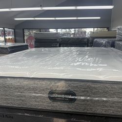 KING SIZE SIMMONS BEAUTYREST HARMONY LUX MATTRESS & BOX SPRINGS BED SET