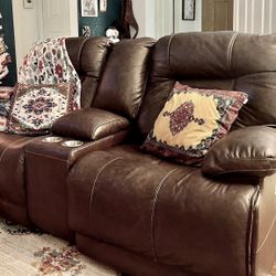 Electric Recliner.. Loveseat
