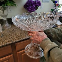 Crystal large cake plate never used.Perfect one hundred dollars