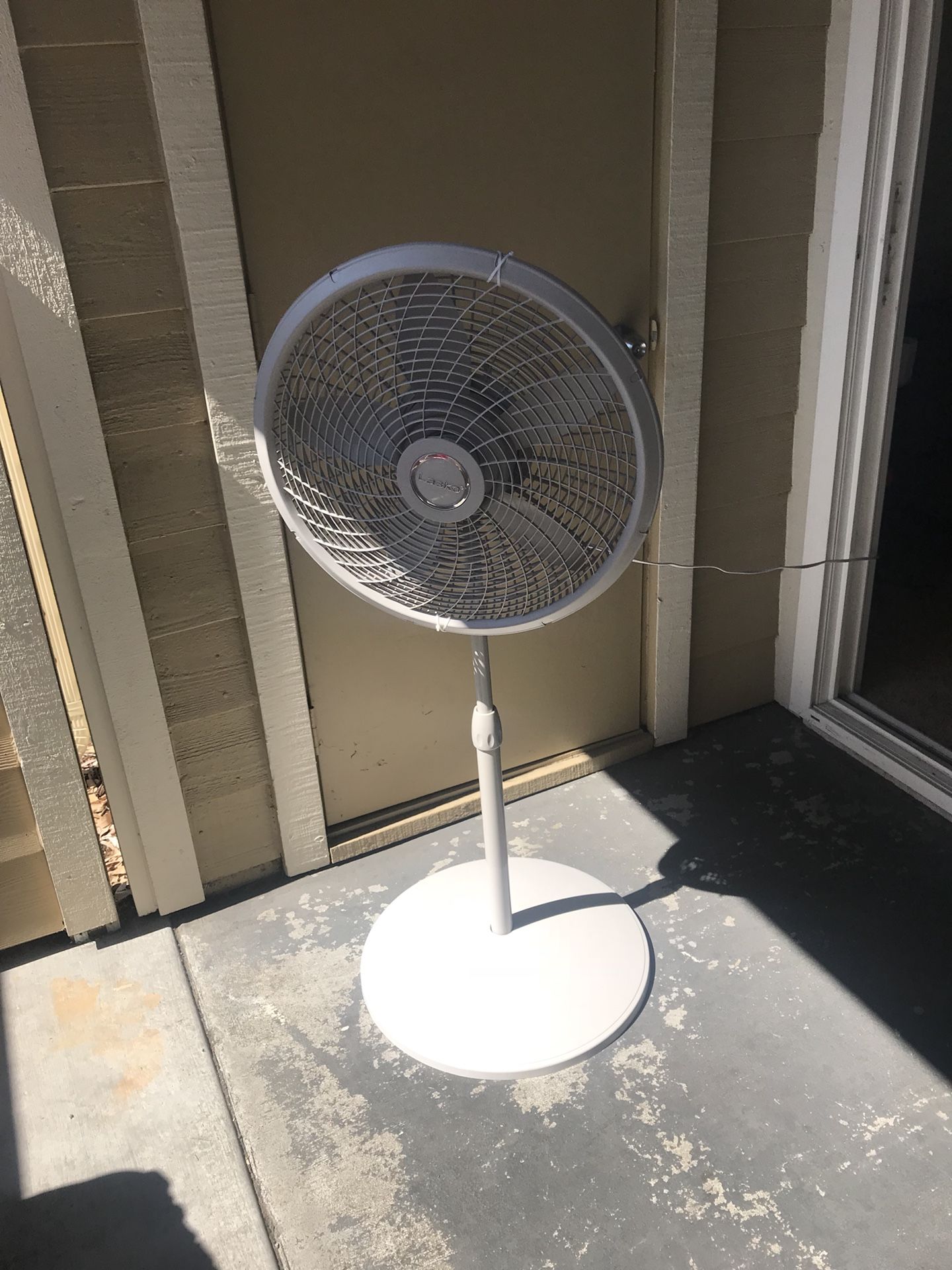 Lasko 18 Inch Elegance and Performance Oscillating Standing Pedestal