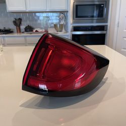 2017 2018 2019 CHRYSLER PACIFICA OUTER RIGHT SIDE TAIL LIGHT CAPA