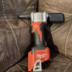 Milwaukee M12 12-Volt Lithium-Ion Cordless Rivet Tool (Tool-Only