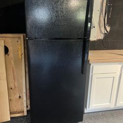 General Electric Refrigerator With Ice Maker 