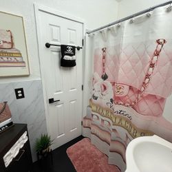 Shower Curtain  And Matching Picture open Pack/ Display But New)