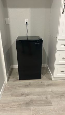 Insignia™ - 3.3 Cu. Ft. Mini Fridge with Door Storage and ENERGY STAR Certification - Black