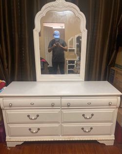 White Dresser/Mirror Nightstand Bedroom Set