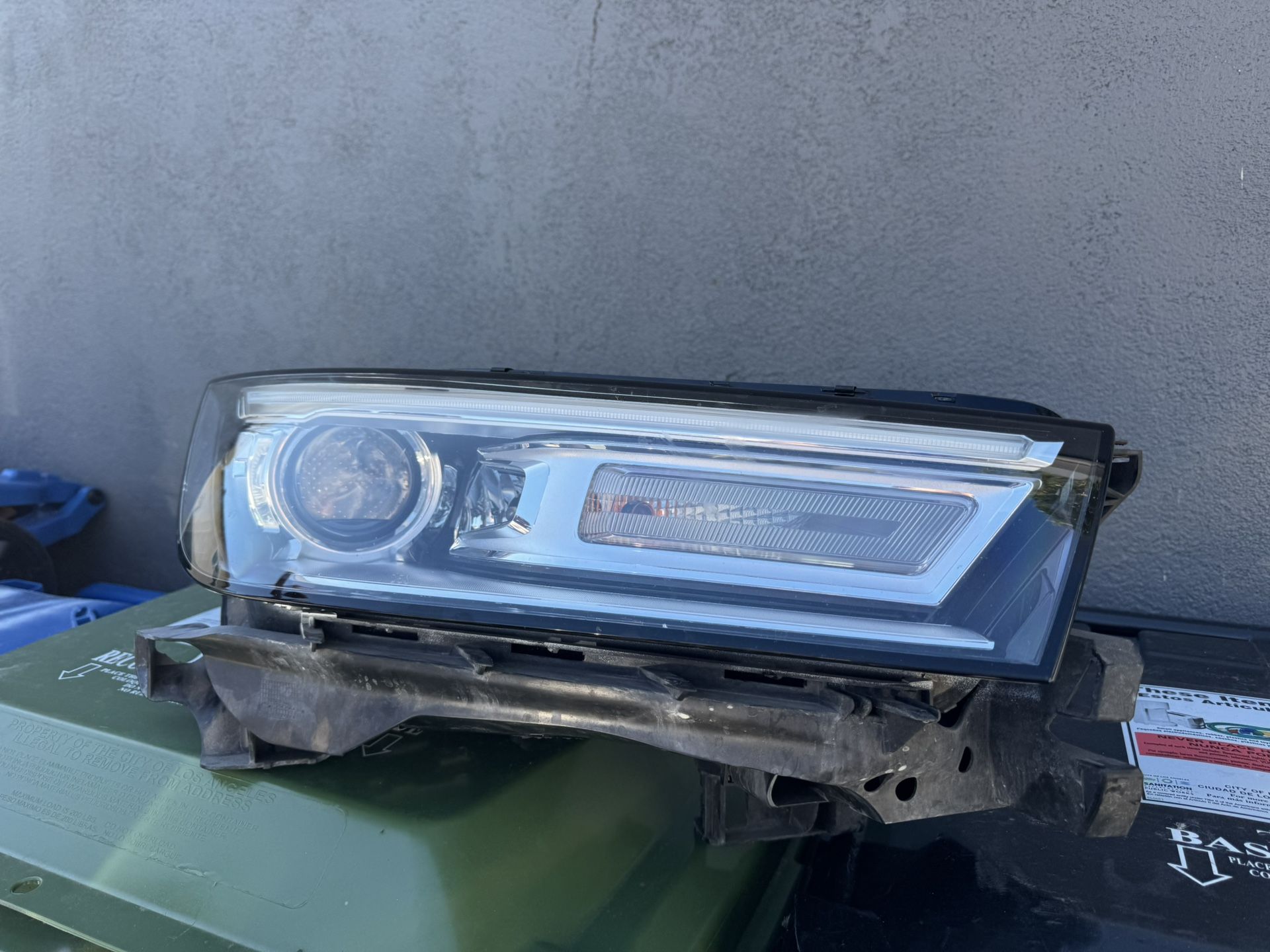 Audi  Q5 2018  Right Headlight ! 