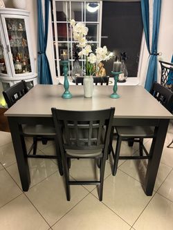 Dining table with 4 chairs in excellent condition
