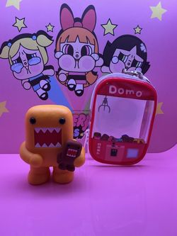 Rokimoto Domo Chase Case claw machine figure and clear pouch keychain set.