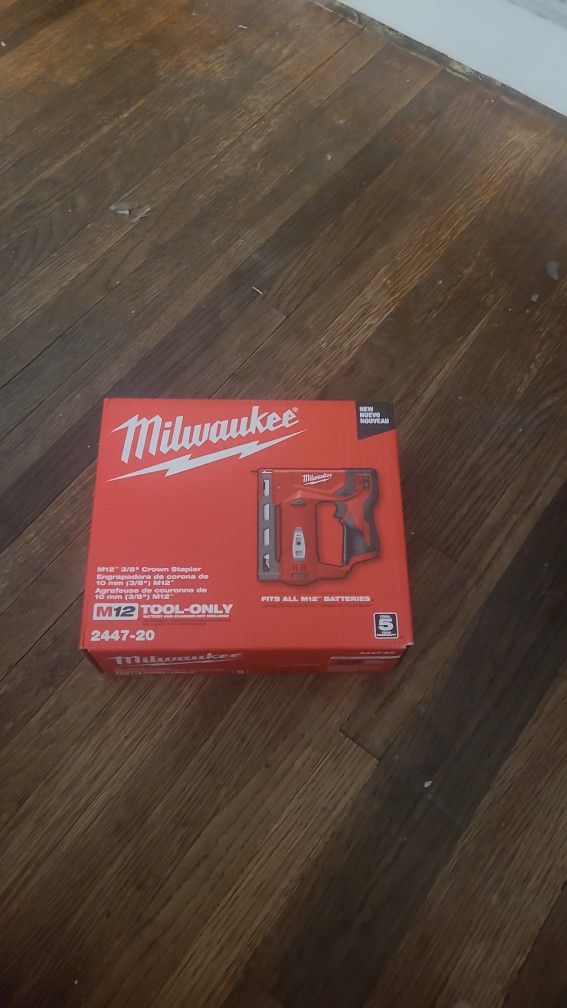 Milwauke M12 Staplee