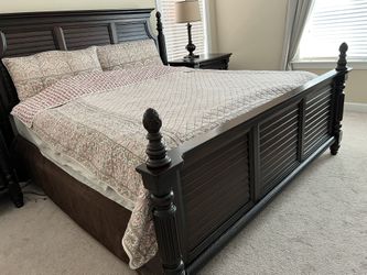 Solid Wood Bedroom Set With Electric Baseboard & 2 Table lamp California King Size