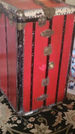 Atkinson & Long Mfg. Co.".They were a highly prominent steamer trunk