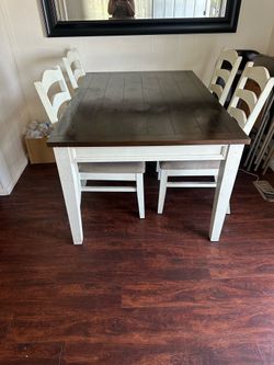 Table with 4 chairs
