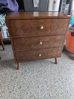 HOMPUS- 3 Drawer End Table / Nightstand