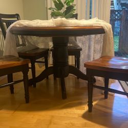 GORGEOUS DINING TABLE AND CHAIRS 