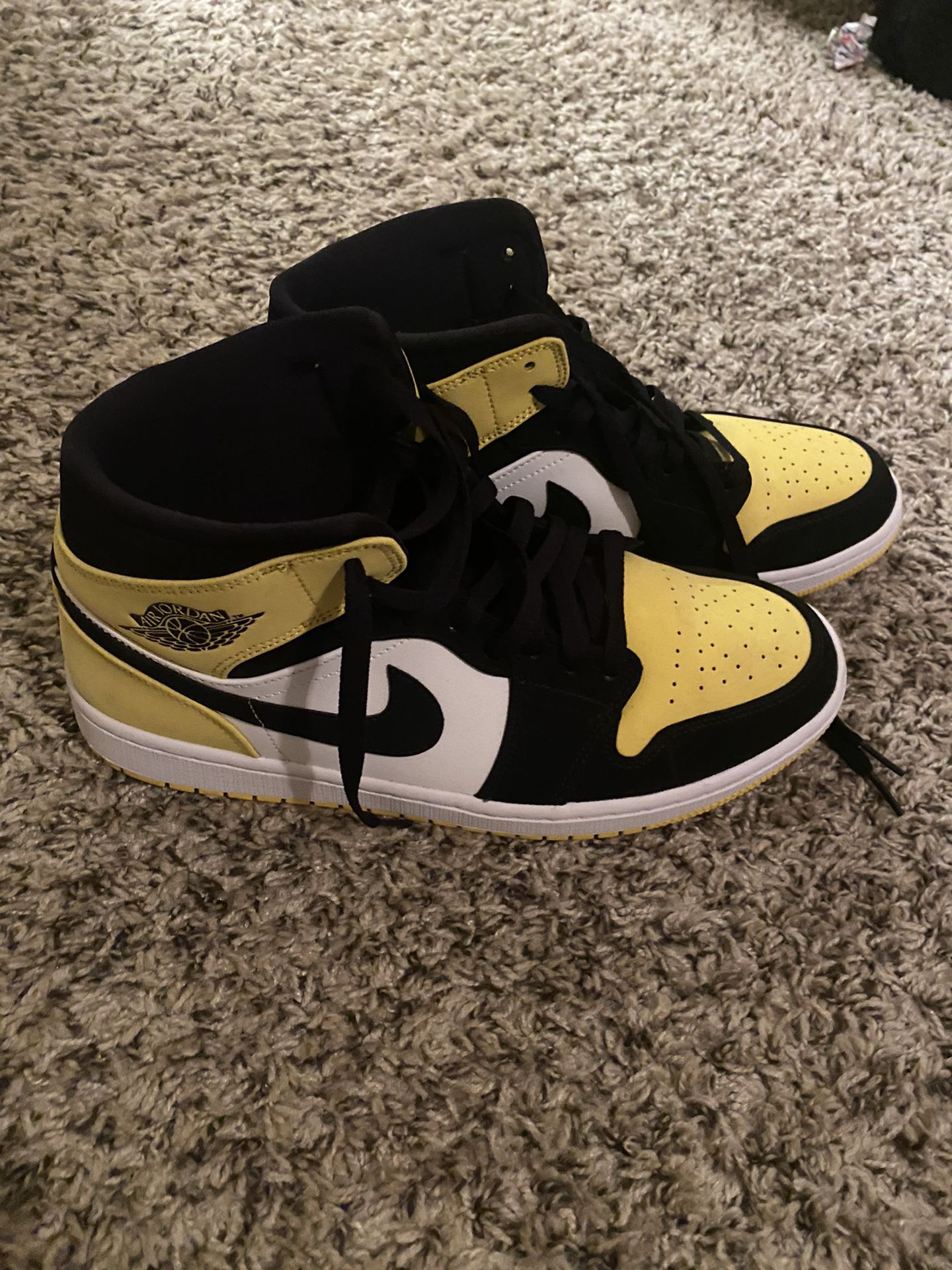 Nike Air Jordan 1s Yellow Toe 10.5