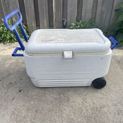 Igloo Fishing/ Work/ Play/ Camping / Garage Portable Cooler With Wheels 