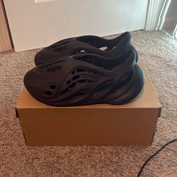 Yeezy onyx foam runners 