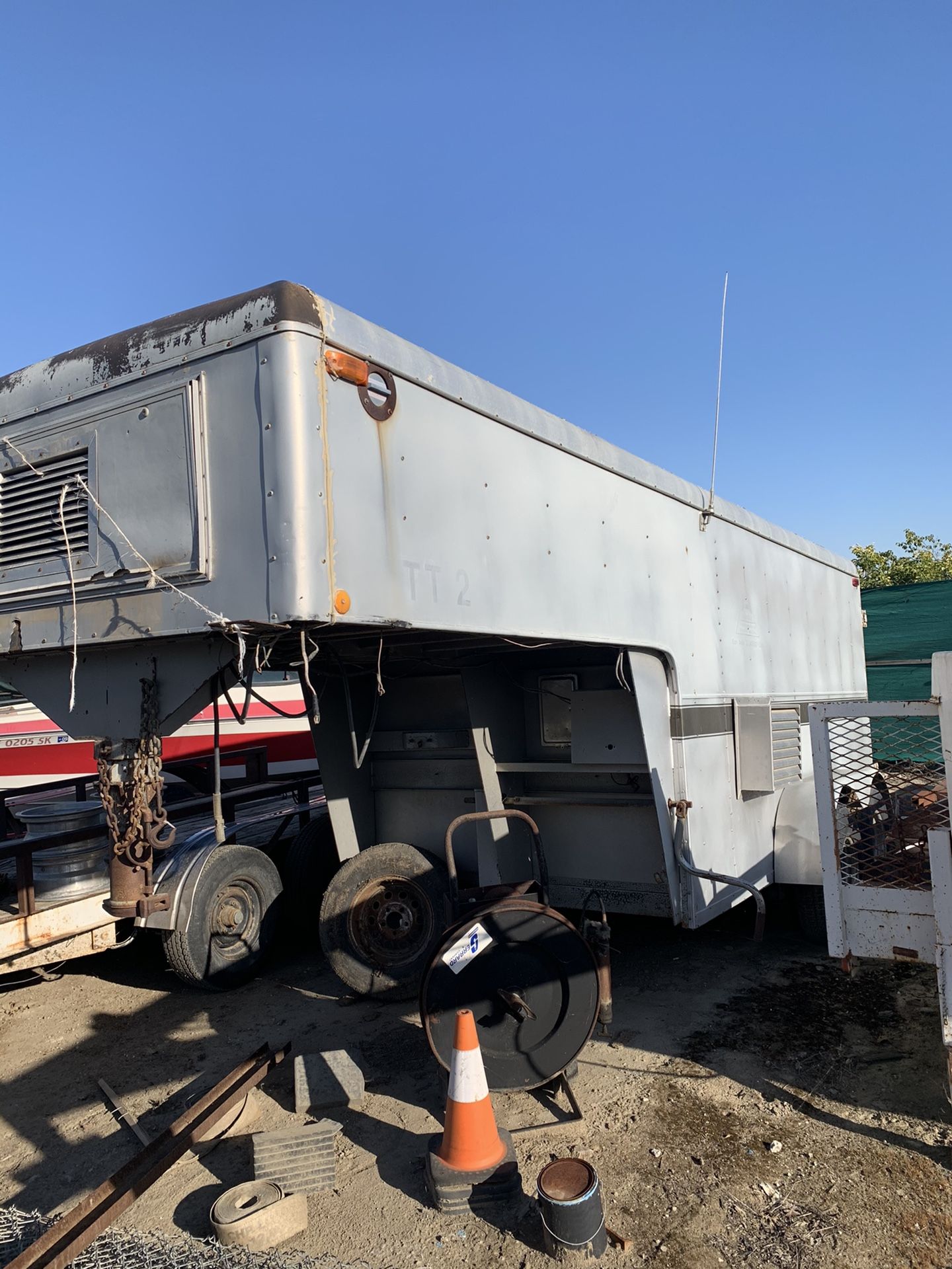 1986 20ft Enclosed gooseneck trailer for Sale in Bakersfield, CA OfferUp