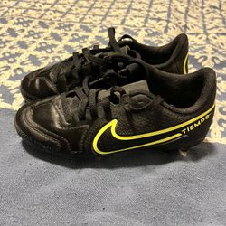 Nike Kids' Tiempo Legend 10 Club FG Soccer Cleats Size 1.5Y