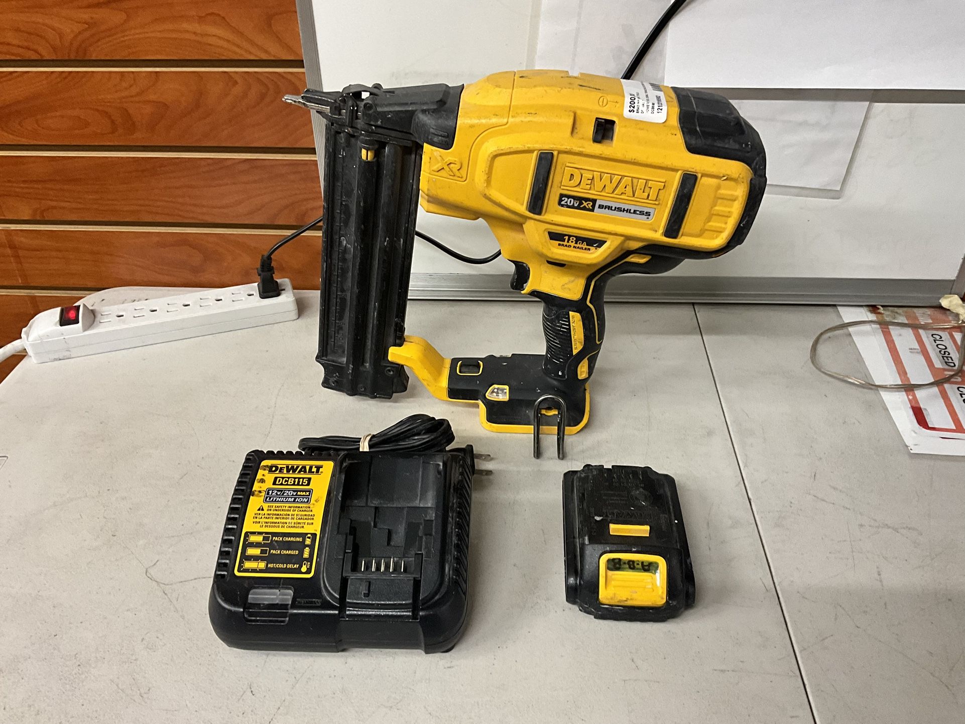 DeWalt DCN680 20V XR 18Ga Nailer W/ Battery & Charger