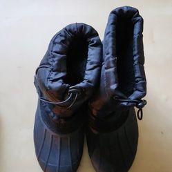 Winter Boots size 8 Adult Black with velcro strap. Preowned in good condition.