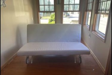 Pull out bed / couch