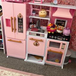 Play kitchen comes with every piece