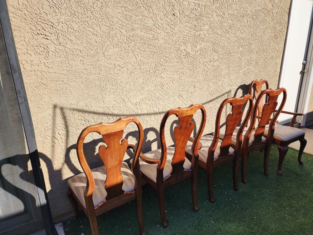 Dining Room Table And Chairs 