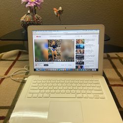 Macbook Unibody 13 ,8gbRam,250gbHD,Office ,Ilife, Webcam,DVD,Charger 