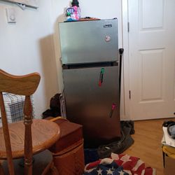 Magic Chef  Med Refridgerater/ Freezer